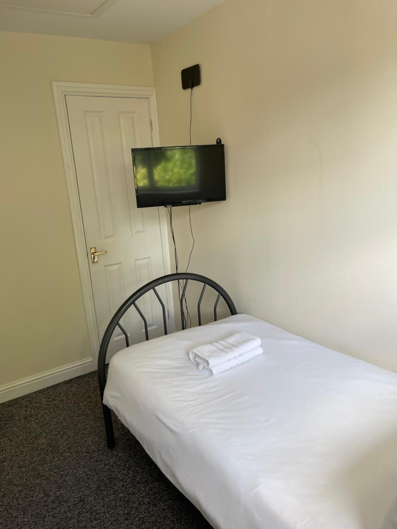 House Number 4 Sleeps Up To 4 With Smart Tvs In Every Room Уелингтън Екстериор снимка