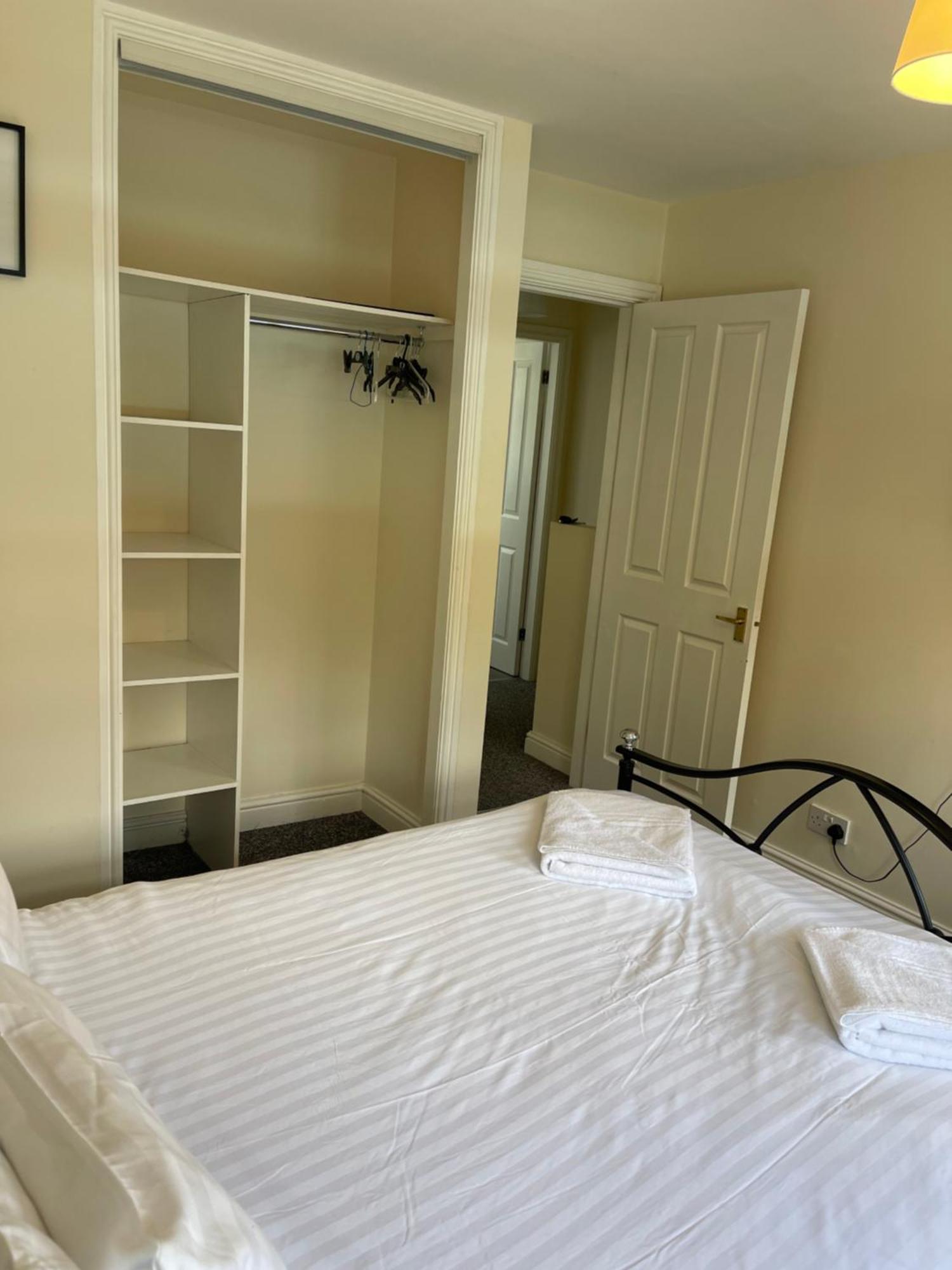 House Number 4 Sleeps Up To 4 With Smart Tvs In Every Room Уелингтън Екстериор снимка